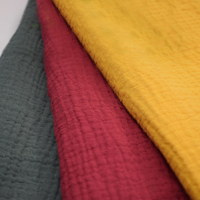 Cuatro capas 125-130GSM se arrugan la tela Gauze Fabric rojo de la estopilla
