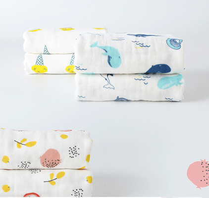 seis capas de 110X110 40S imprimieron la toalla de la saliva de Gauze Fabric del algodón para los bebés