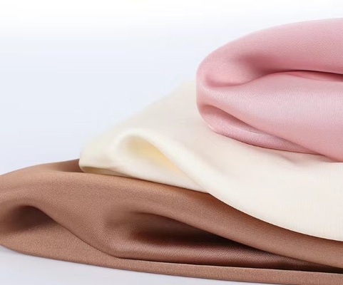 Tejido de satén de poliéster 100% 185 gramos Apariencia de seda Pantalones, faldas, blusas y vestidos