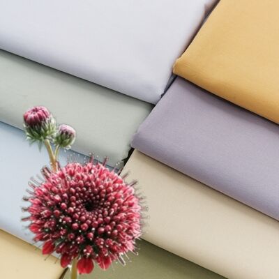 Este 100% de poliéster Poplin está hecho de hilos 75D × 75D a 110 GSM y tejido en una construcción de alta densidad