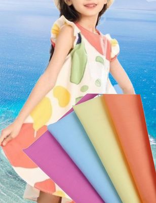 40sX40s teñido e impreso 133x100 130GSM del popelín de algodón de la tela resistente de descoloramiento de la camisa